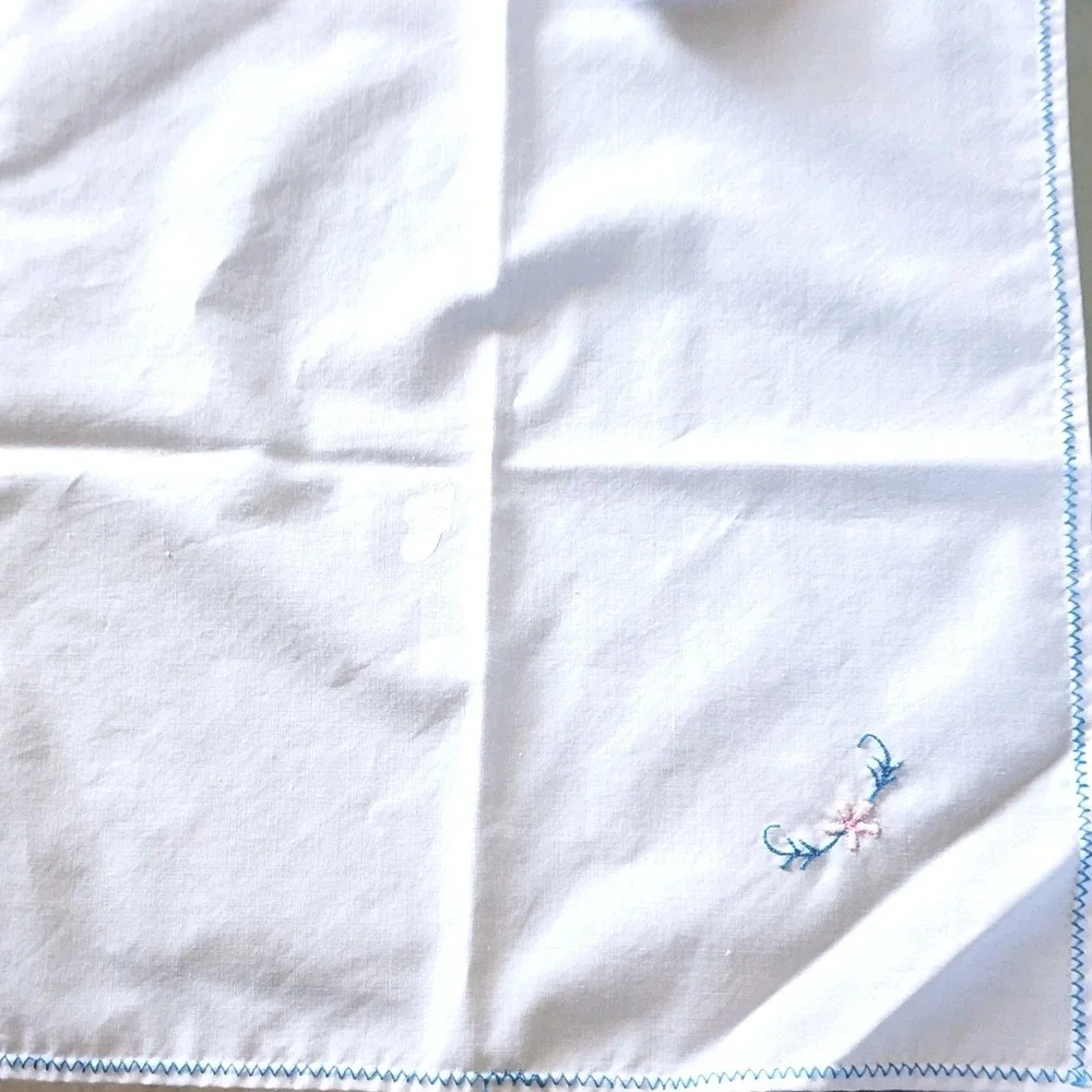 80's Vintage Embroidered White Floral Square Tablecloth with Lace Trim 6 Napkins